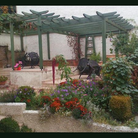 Room In A Neoclassical House - Ladybug كاستوريا المظهر الخارجي الصورة